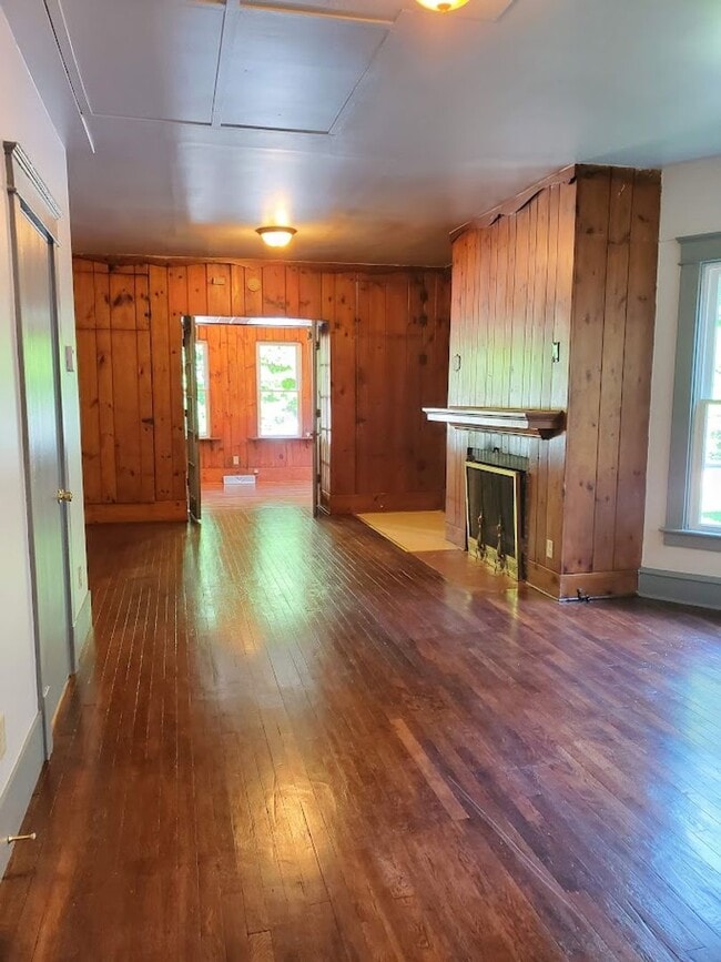 Building Photo - 548 Baldwin St