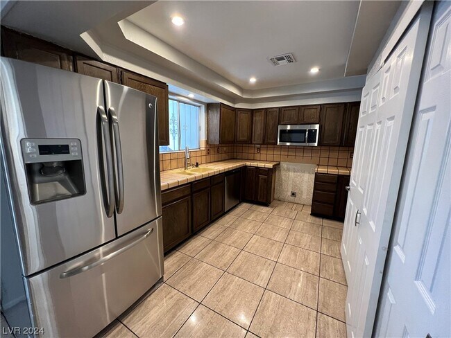 Foto del edificio - 390 N Christy Ln