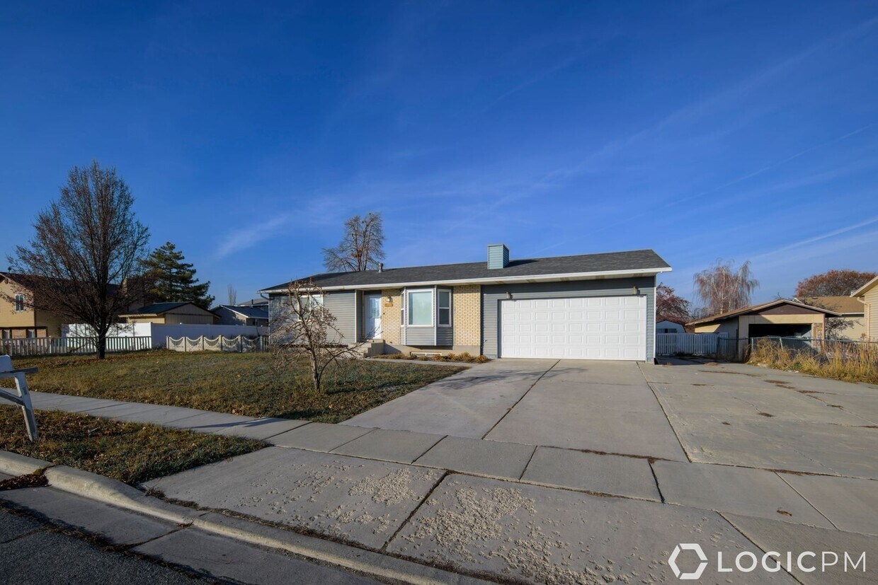 Foto principal - Stunning Single Family Home In Excellent L...