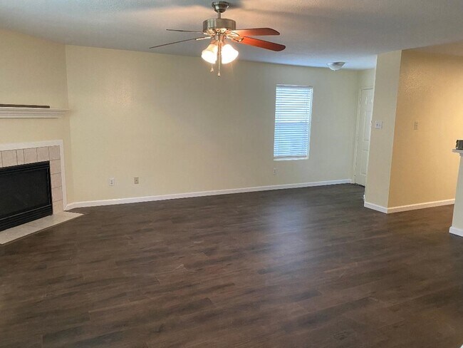 Foto del edificio - 15322 Romford Ln