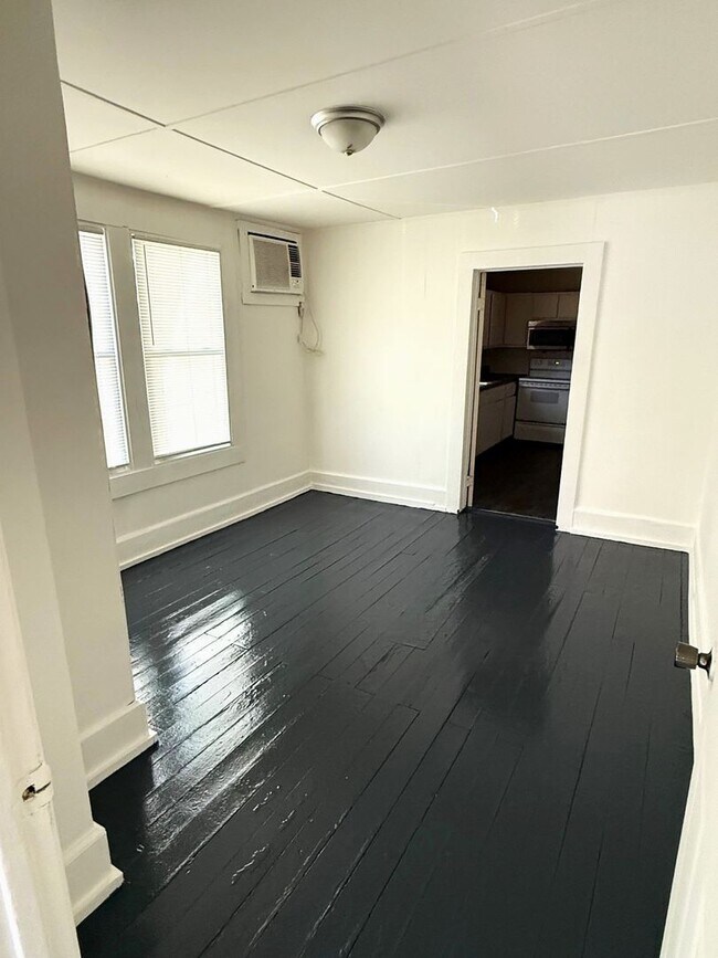 Building Photo - 1500 W 4th St