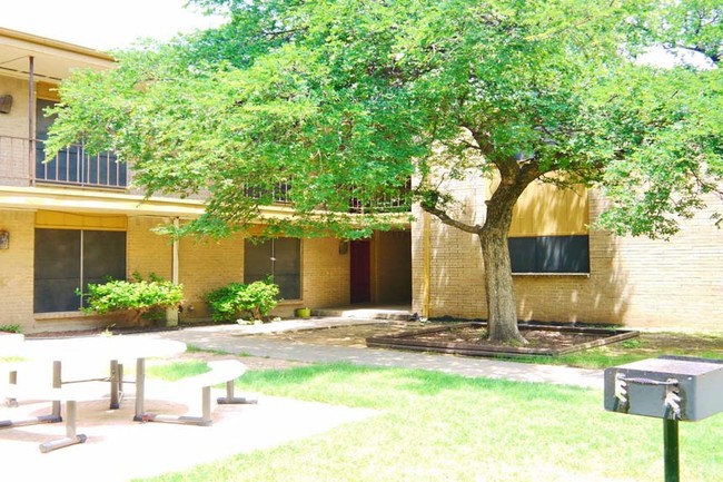 Building Photo - Demasiado Apartments