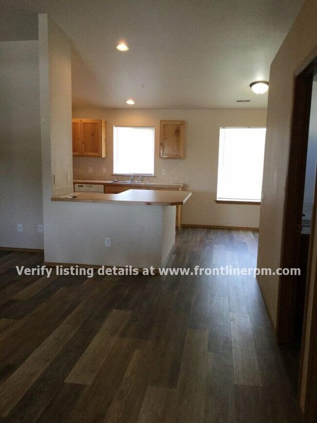 Building Photo - Nice unit updated