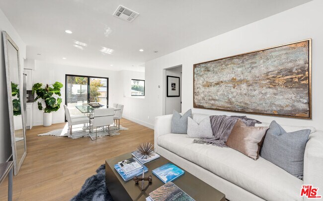 Building Photo - 839 N Las Palmas Ave
