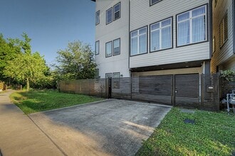 Building Photo - 1226 W 26th St