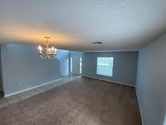 Building Photo - Beautiful Two-Story 4/3.5 Home in Econ Woo...