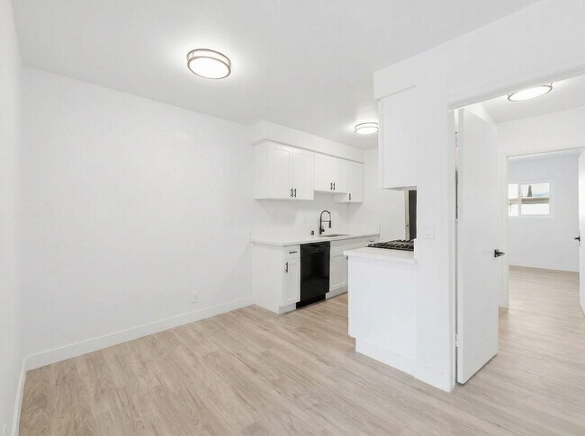 Foto del edificio - 6828 Fulton Ave