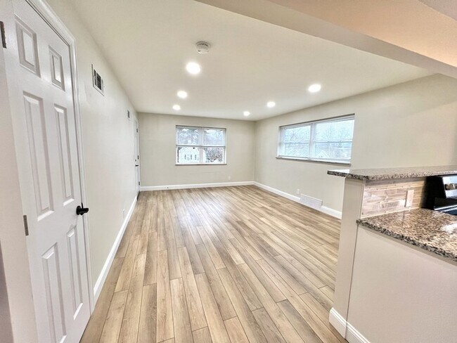 Foto del edificio - Stunning remodel in HOT Madisonville!