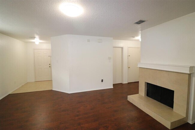 Building Photo - 4001 Country Ln