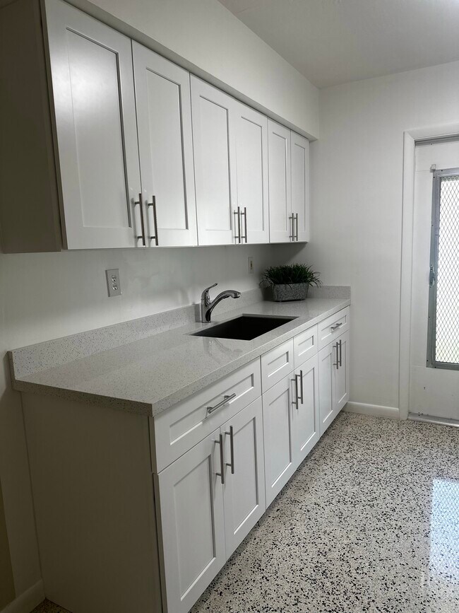 New Kitchen, quarts countertops - 20510 SW 114th Ave