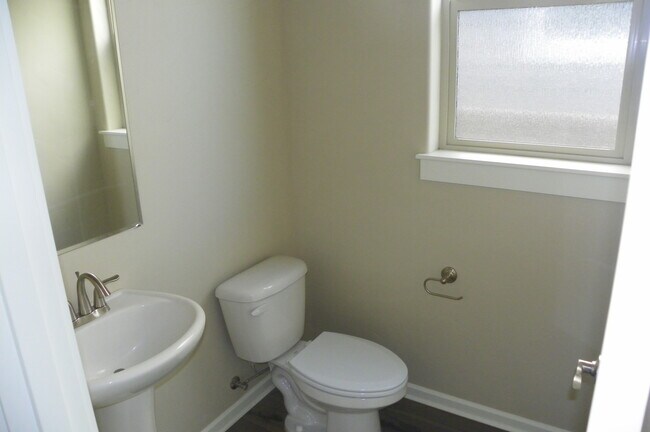 Foto del edificio - Newer NE Neighborhood 3 bed 2.5 Baths House,  All Appliances, Corner lot, Gas Heat, Dbl Garage