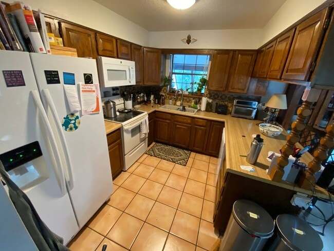 Building Photo - Four Bedroom Family Home Near Needham