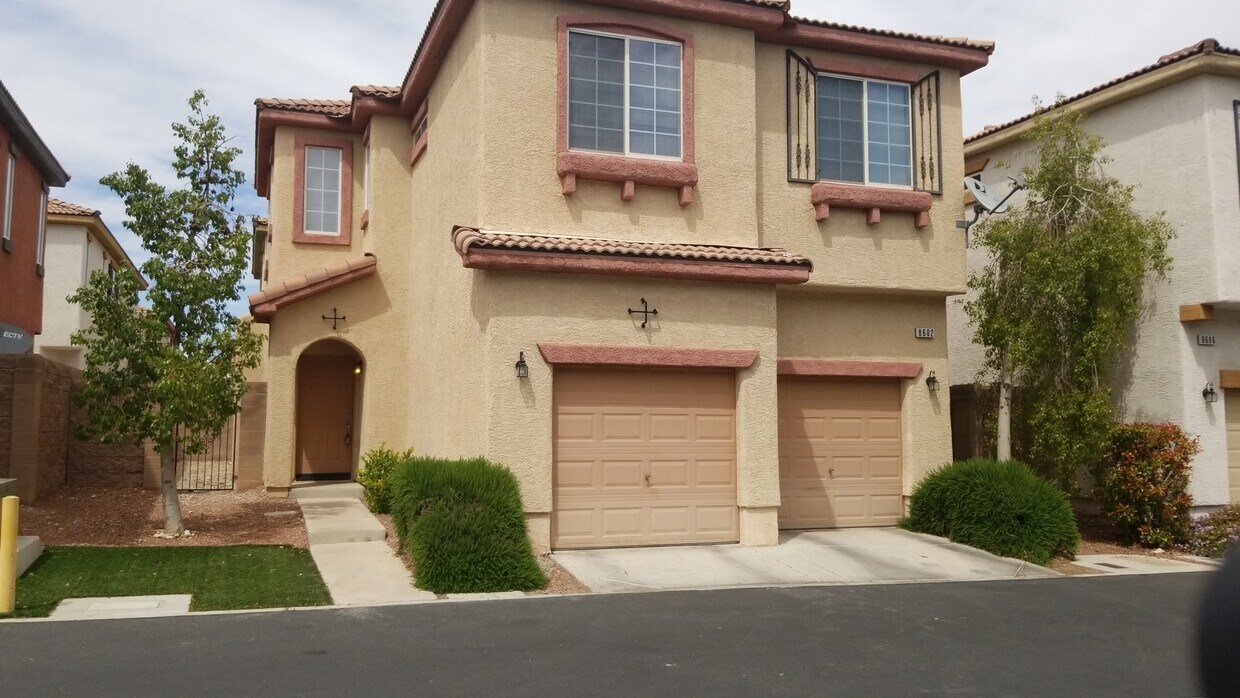 Foto principal - 8602 Peaceful Dreams St