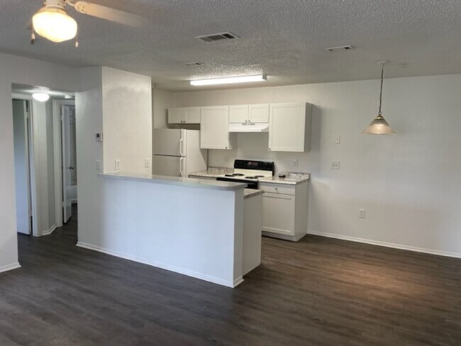 Foto del edificio - Renovated Two bedroom Two bath condo