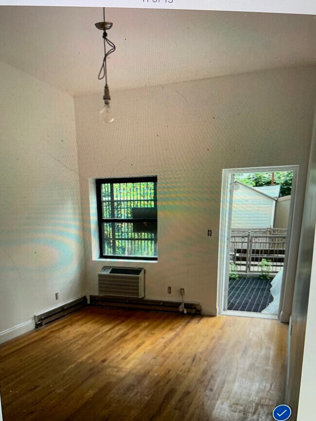 Living to Yard Access - 224 Withers St