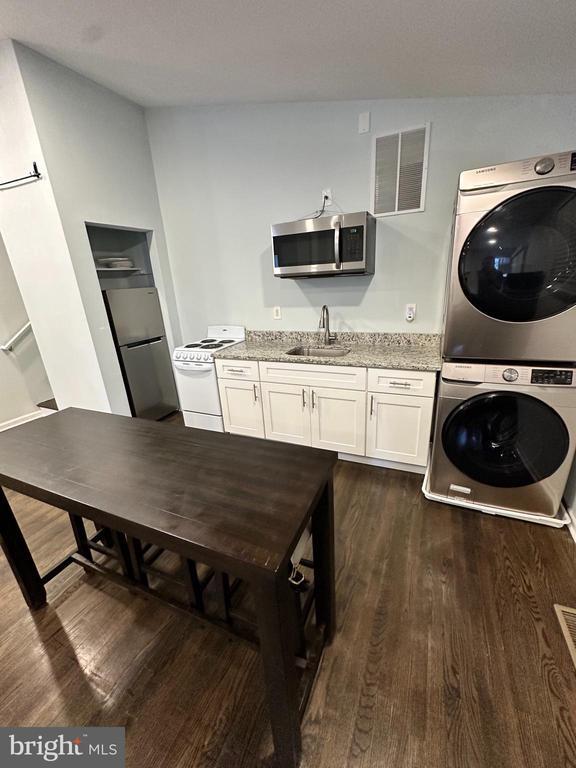 Building Photo - 10006 Green Forest Dr