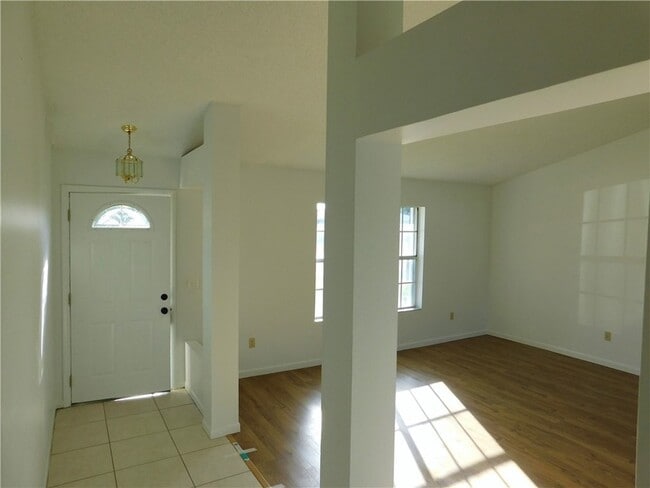 Building Photo - 873 Barber St