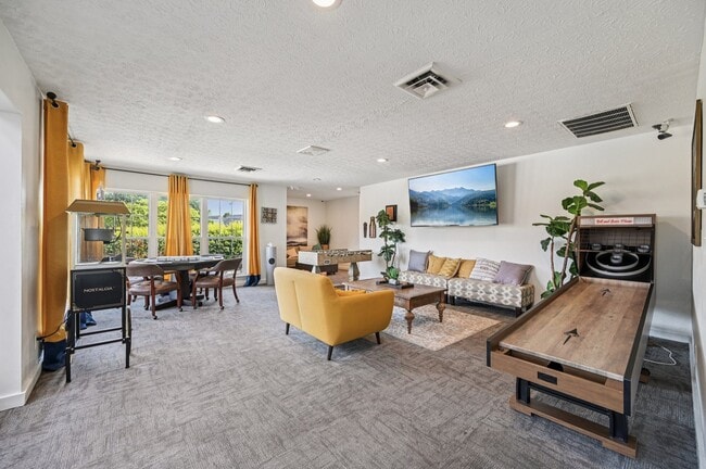 Building Photo - Island Club