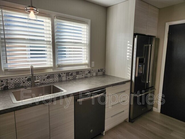 Foto del edificio - 5550 N Iroquois Ave