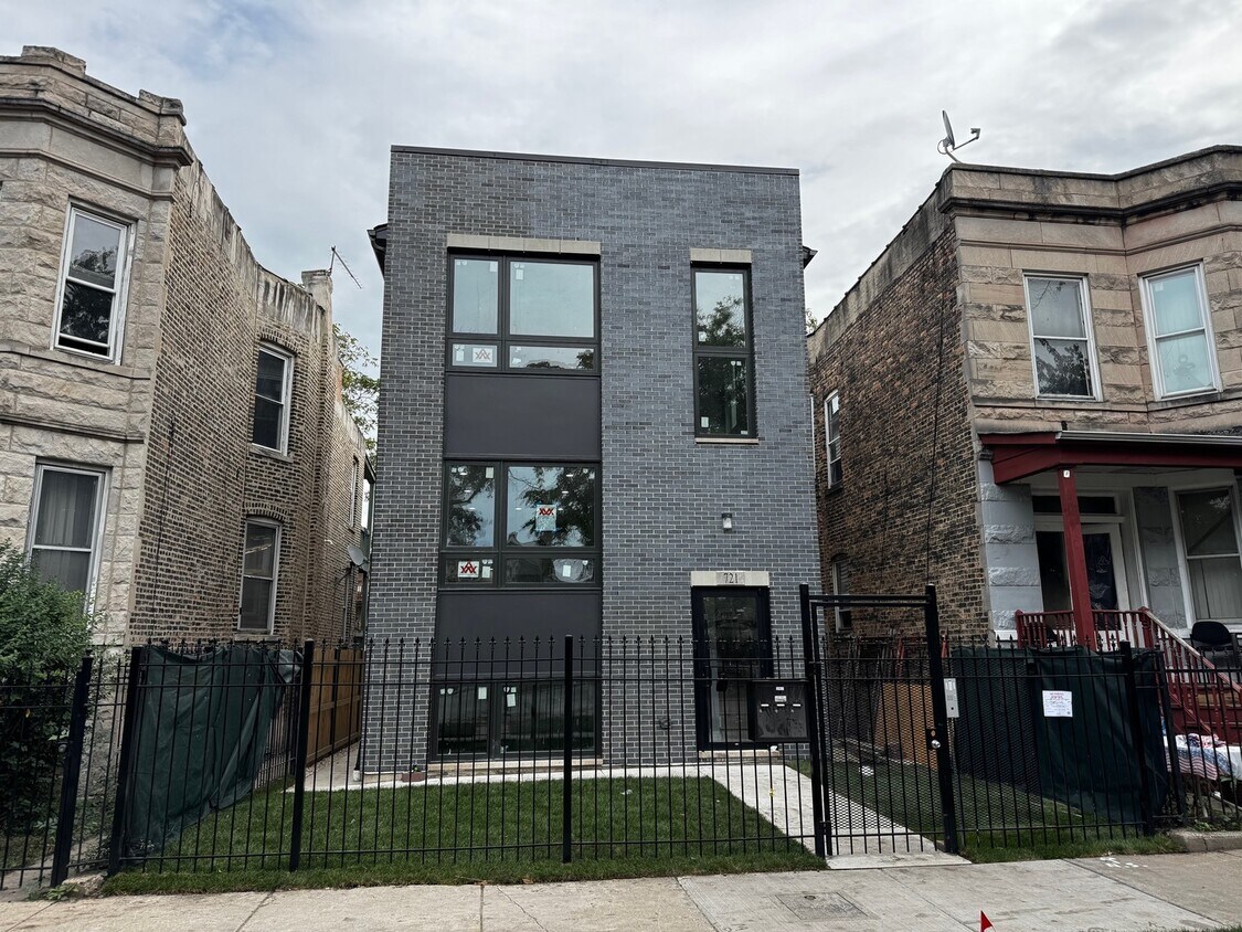 Foto principal - 623 N Hamlin Ave