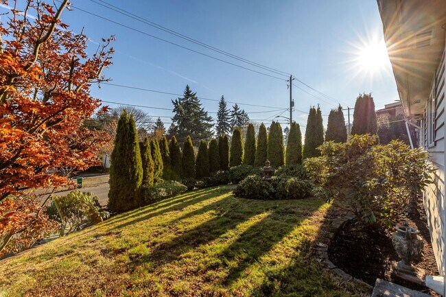Building Photo - Adorable Highland Park 3 Bedroom Rambler