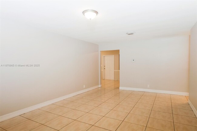 Building Photo - 305 SW 9th Terrace
