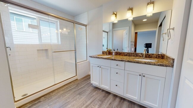 Foto del edificio - Large & Luxurious 3 Bedroom Available Near...