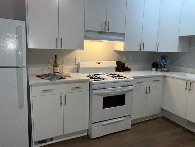 Building Photo - 305 Brookside Dr