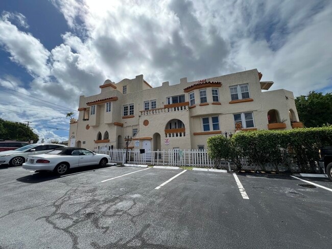 Building Photo - 4211 Parker Ave
