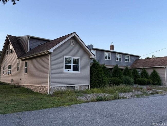 Building Photo - 881 Burlingham Rd