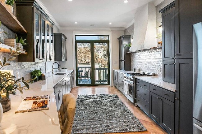 Building Photo - Stunning historic new renovated Townhome