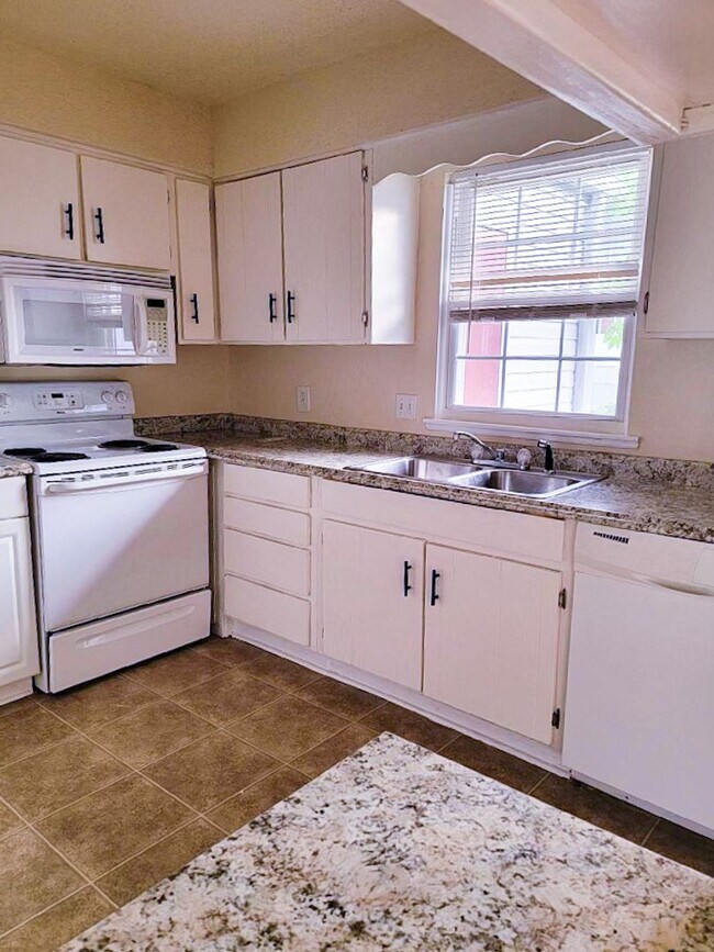 Foto del edificio - Adorable 2 bedroom, 2 1/2 bathroom townhom...