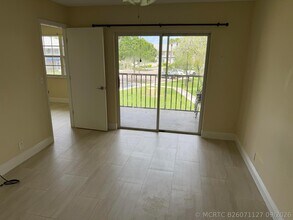 Building Photo - 1512 SE Royal Green Cir