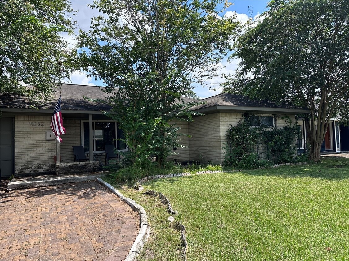 Foto principal - 4258 T C Jester Blvd