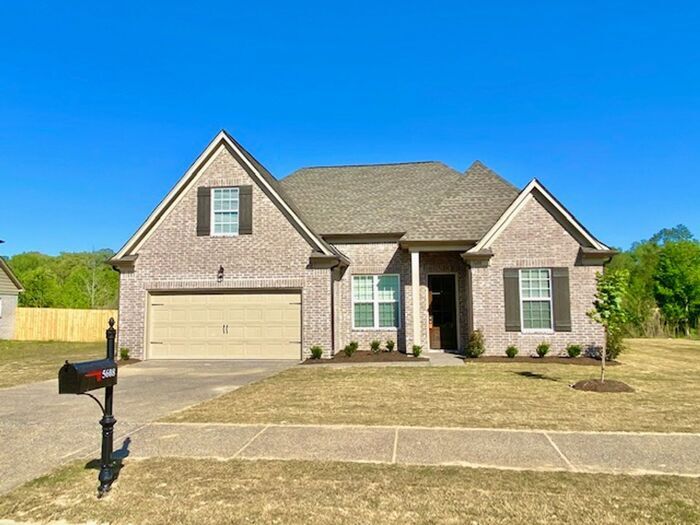 Foto principal - Now Leasing 5 Bedroom 3 Bath Home In Horn ...