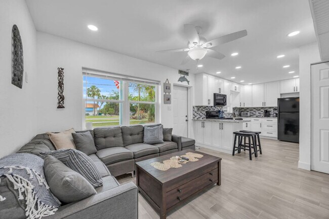 Foto del edificio - 2364 Pineapple Ave