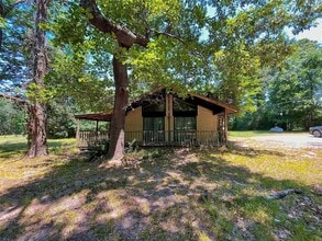 Building Photo - 20 Pine Ave