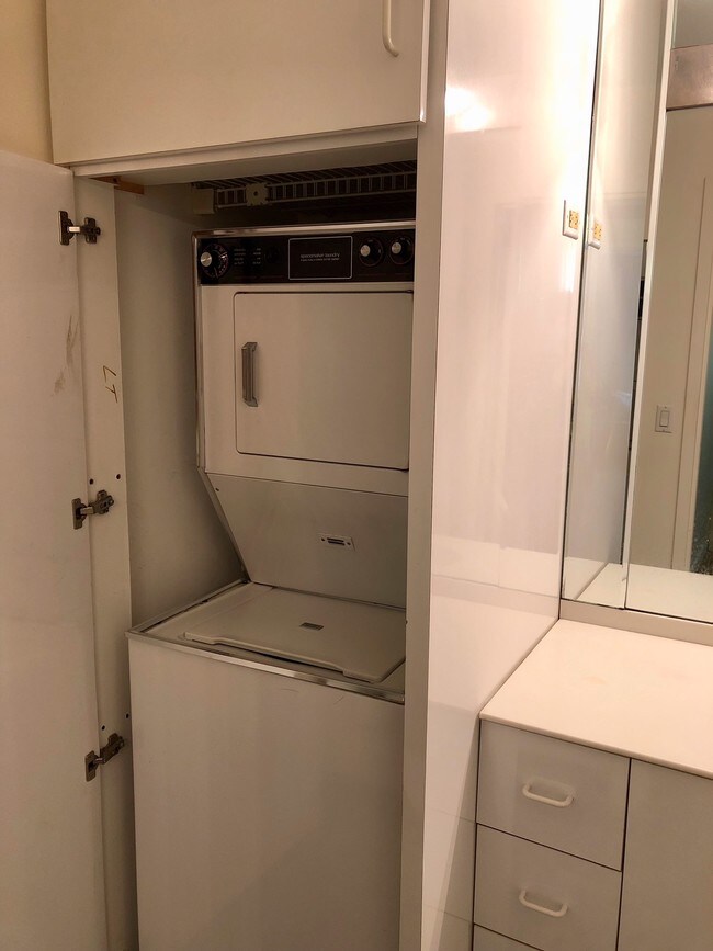 New washer dryer as of 2023 - 4 Martine Ave