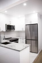 Building Photo - 4820 Ch De La Côte-Sainte-Catherine