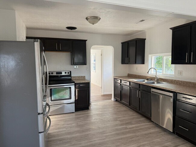 Foto del edificio - Charming Remodeled Bungalow Near Downtown ...