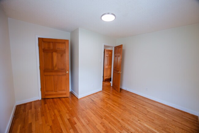 Building Photo - 120 Brooks St