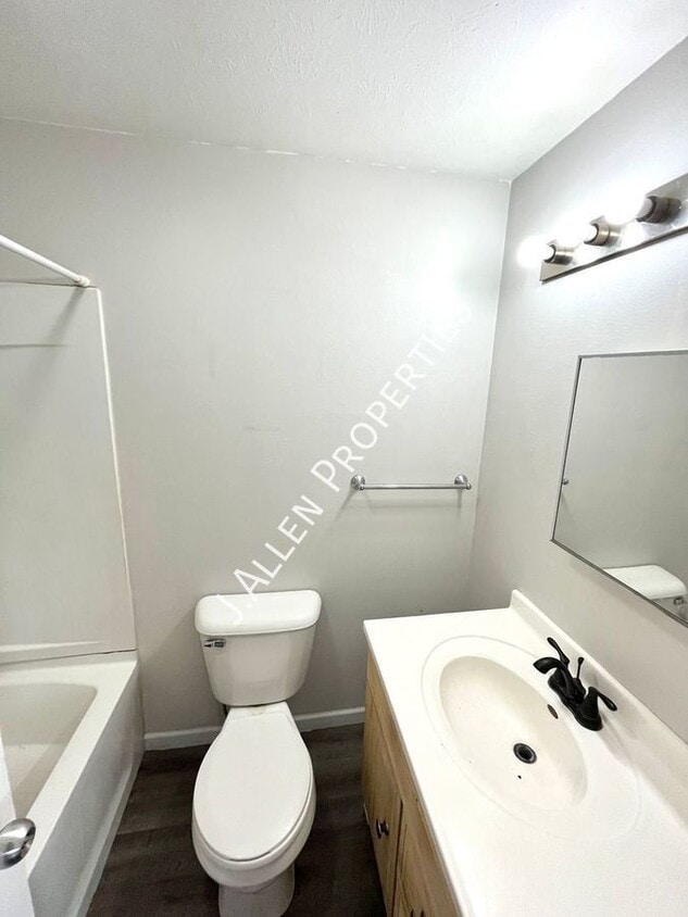 Foto del edificio - Very Nice Updated, Sunny 2 bed