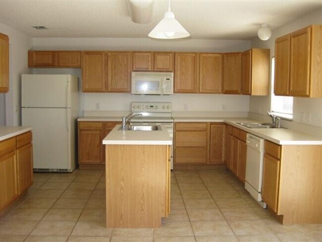 Building Photo - Beautiful Two-Story 4/3.5 Home in Econ Woo...