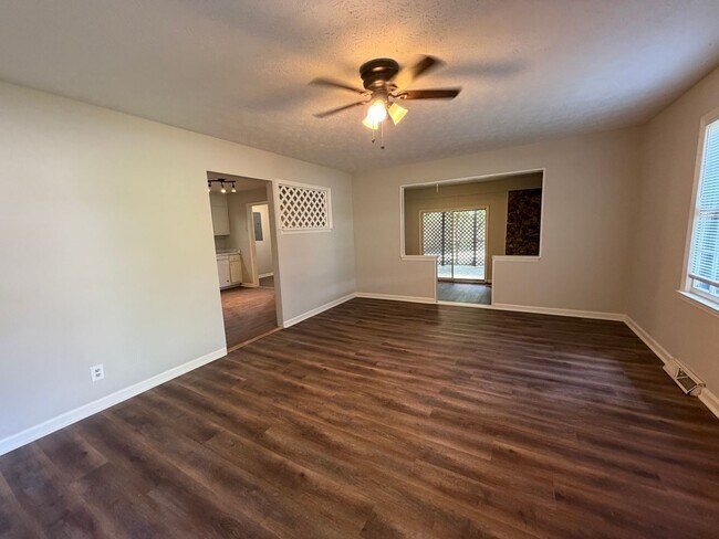 Foto del edificio - Nice 3/1.5 House in Silver Creek- $1,295