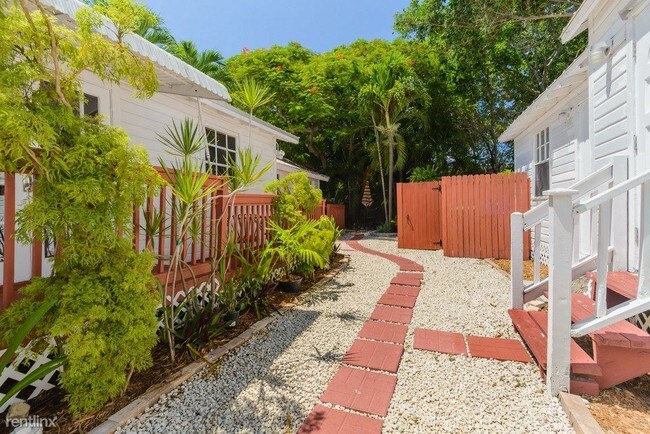 Building Photo - 3 br, 2 bath House - Bowe Conch House