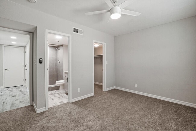 Building Photo - 12115 Royal Woods Dr