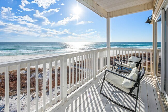Foto del edificio - Newly Renovated Beach Front Four Bedroom Home