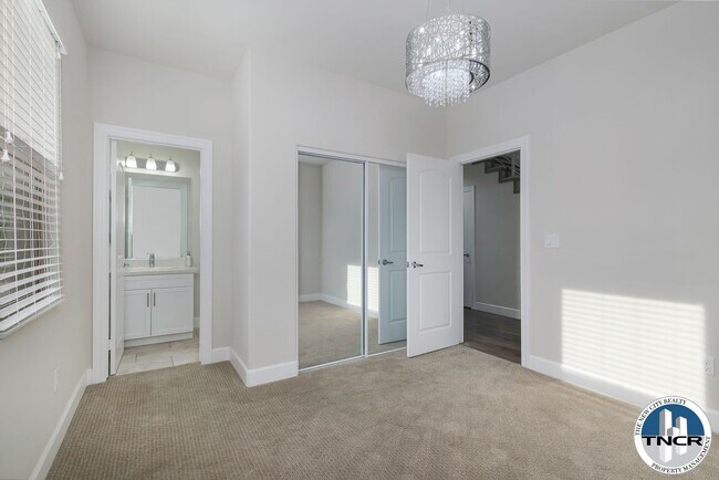 Foto del edificio - Luxury 4-Bedroom, 3.5-Bathroom Townhouse #28 in Santa Fe Springs