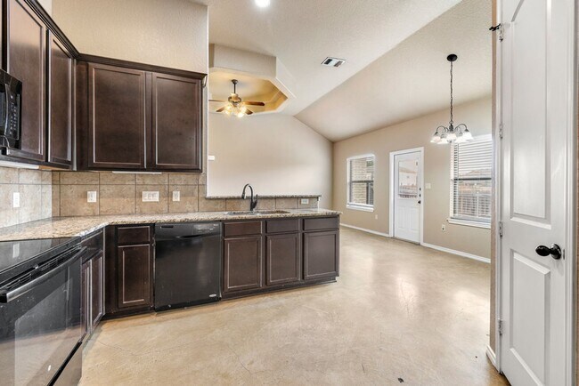 Foto del edificio - AVAILABLE NOW!  3 BEDROOM DUPLEX LOCATED I...