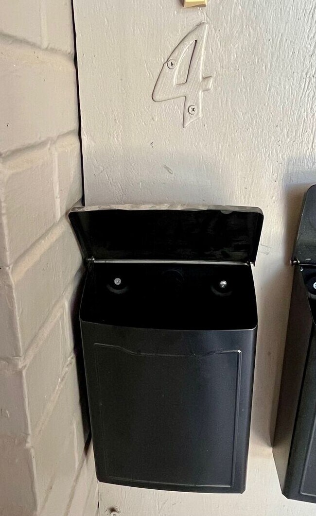 Foto del edificio - Move In Special! *LOCATION* Fabulous 1/1 with extra space ONE BLOCK off the St Mary's strip and c...